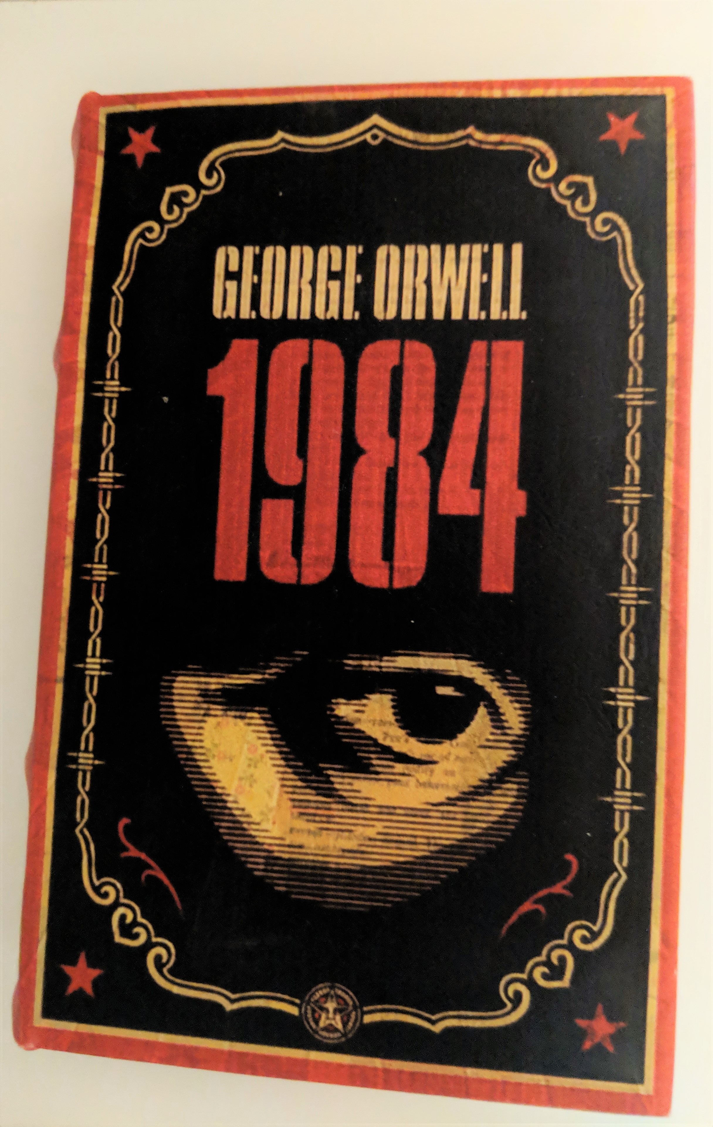 Book cover of 1984 by george Orwell